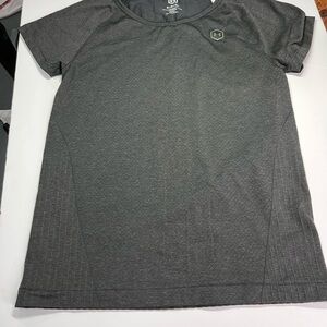 UNDER ARMOUR Dark Gray Short Sleeve Tee w/ Rainbow Colored “RUSH” Workout Light